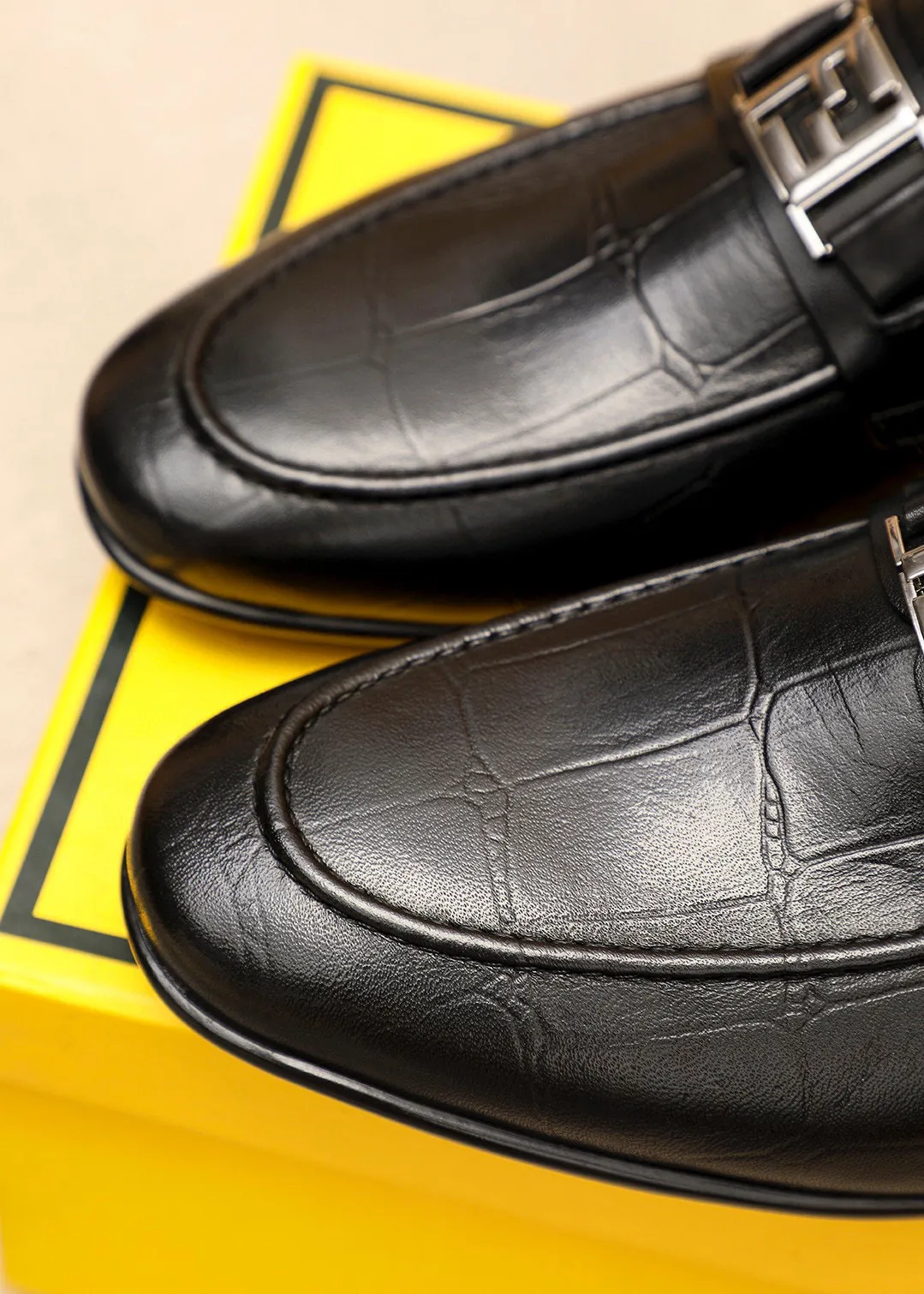 Men's shoes 💰442 💐 Product trademark: FENDI [Fendi] casual leather shoes Regular size: 38-44 (45🉑️customized) Product materials: Selected imported first-layer calfskin embossed upper + luxury hardware buckle, imported cowhide leather lining. Strong three-dimensional visual effect, rubber outsole Color: 1⃣️color optional